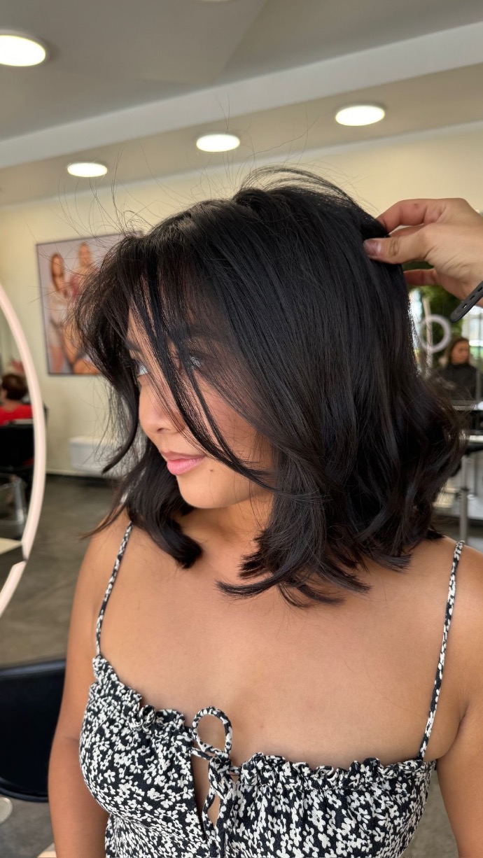 Trendiger Kurzhaarschnitt für Damen, professionell von Hair by Ulli gestylt. Die moderne Kurzhaarfrisur überzeugt euch klare Linien, Struktur und Volumen und eignet sich perfekt für feines oder normales Haar. Pflegeleicht , vielseitig und ideal für ein stillvollen Auftritt im Alltag